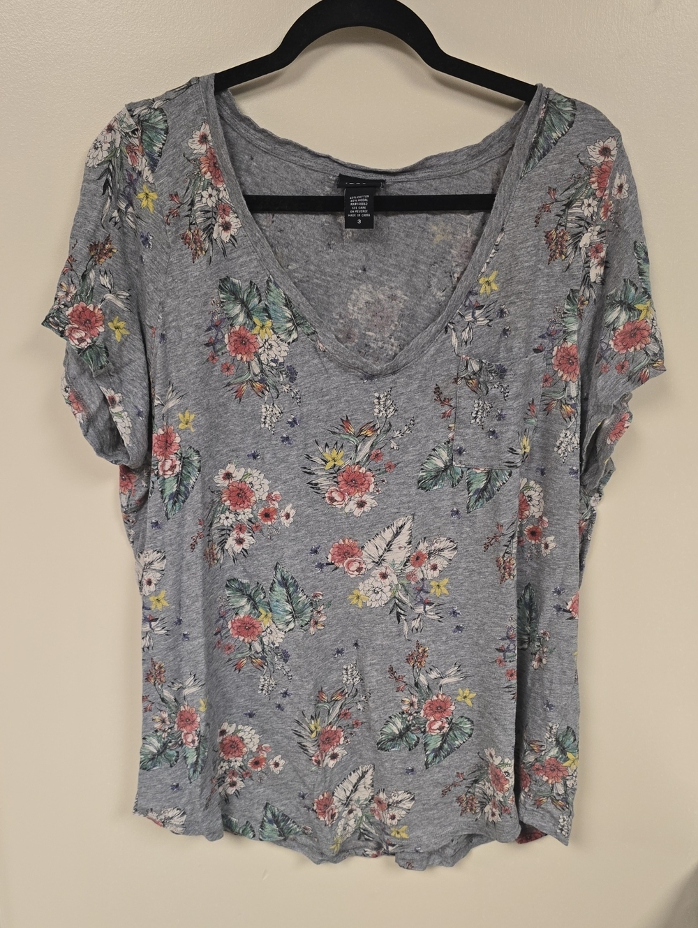 torrid Gray Floral V-Neck Short Sleeve Tee
